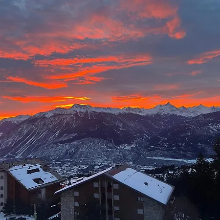 Apartmán Montana Spacious 80m2 With Stunning View & Bus Stop Outside